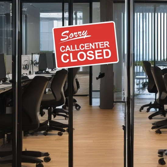 Ein Callcenter-Büro mit einem roten Schild am Eingang, auf dem steht: "Sorry, Callcenter geschlossen".